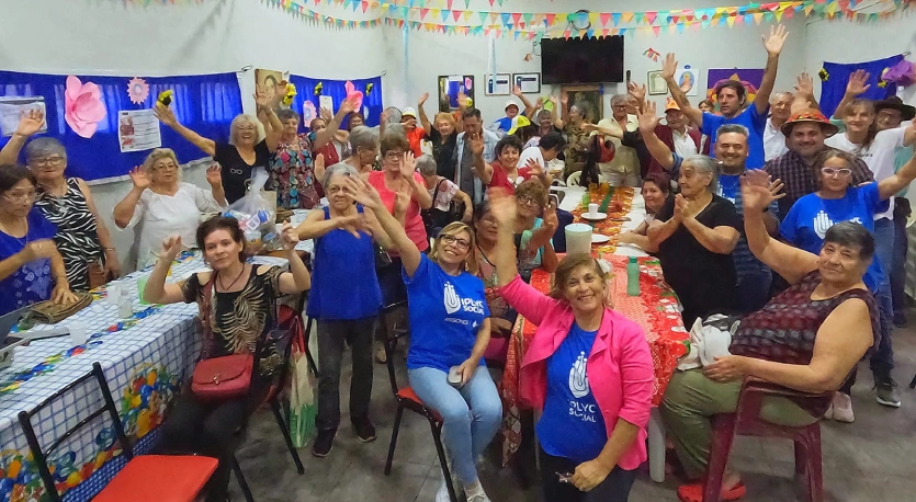 Abuelos del barrio Santa Lucía se divierten durante el Bingo del Mateando.