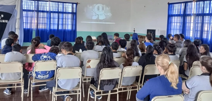 Alumnos del CEP 3 durante las charlas para estudiantes sobre prevención de adicciones.