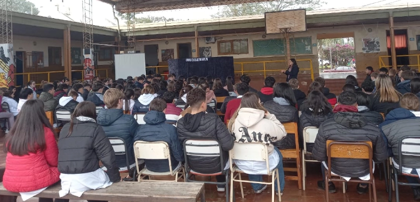 Alumnos de la Escuela de Comercio 11 durante la visita a instituciones educativas de 25 de Mayo.