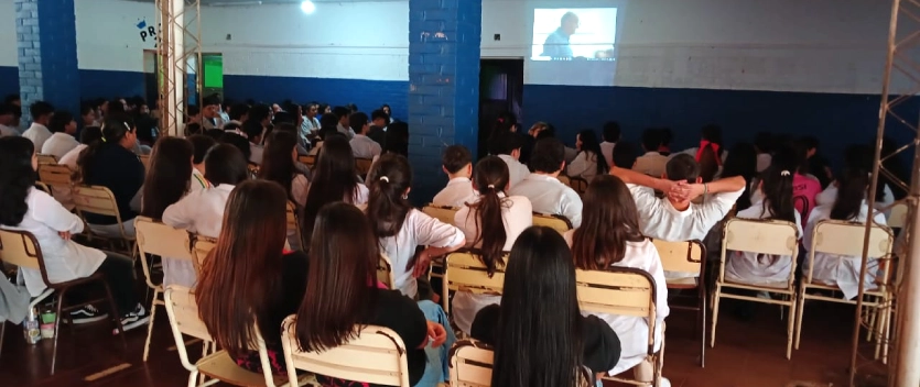 Alumnos de la Escuela de Comercio 7 de Santo Pipó durante la charla de prevención de adicciones.