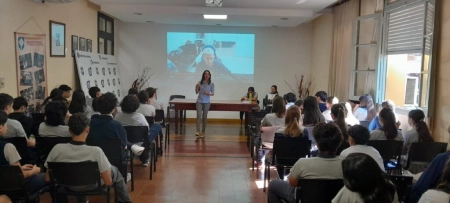 Alumnos del Roque González durante la charla.