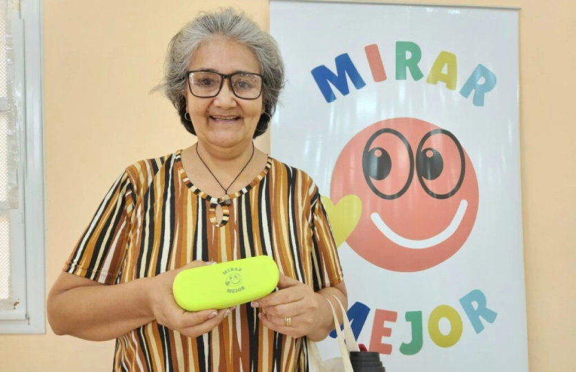 Señora mayor muestra los lentes que recibió en el operativo de Mirar Mejor, en Profundidad.