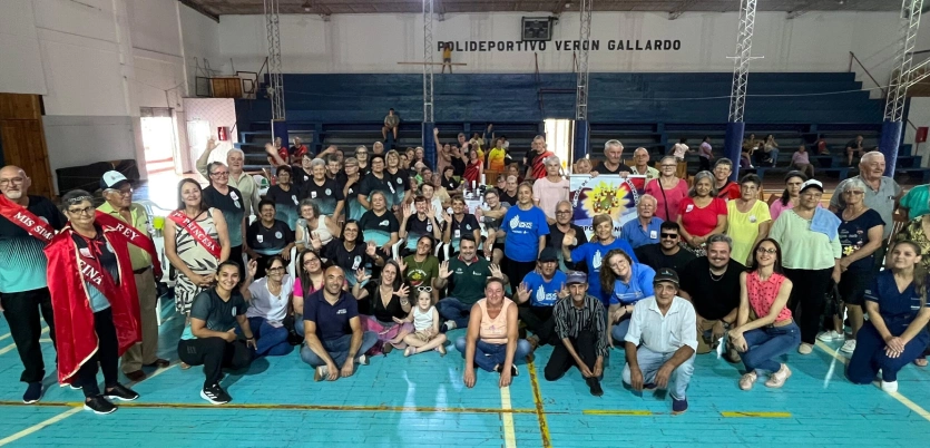 Multitud de abuelos de San Vicente junto al equipo del Bingo del Mateando saludan para la foto.