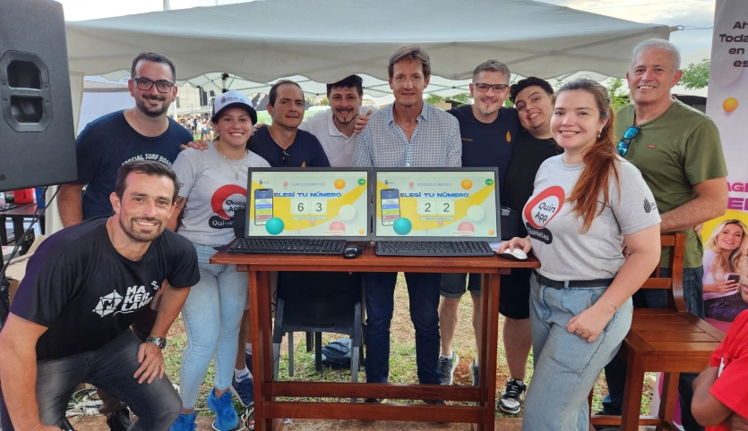 Héctor Decut y el equipo del stand en Makerland con el sorteador cuántico.