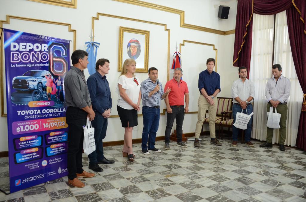 Oscar Herrera Ahuad, junto a Héctor Javier Corti, Héctor Decut y otras autoridades presentan el Deporbono 6