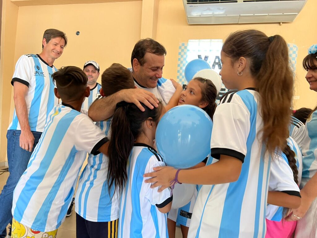 niños con sus camisetas y globos festejan junto a Ahuad
