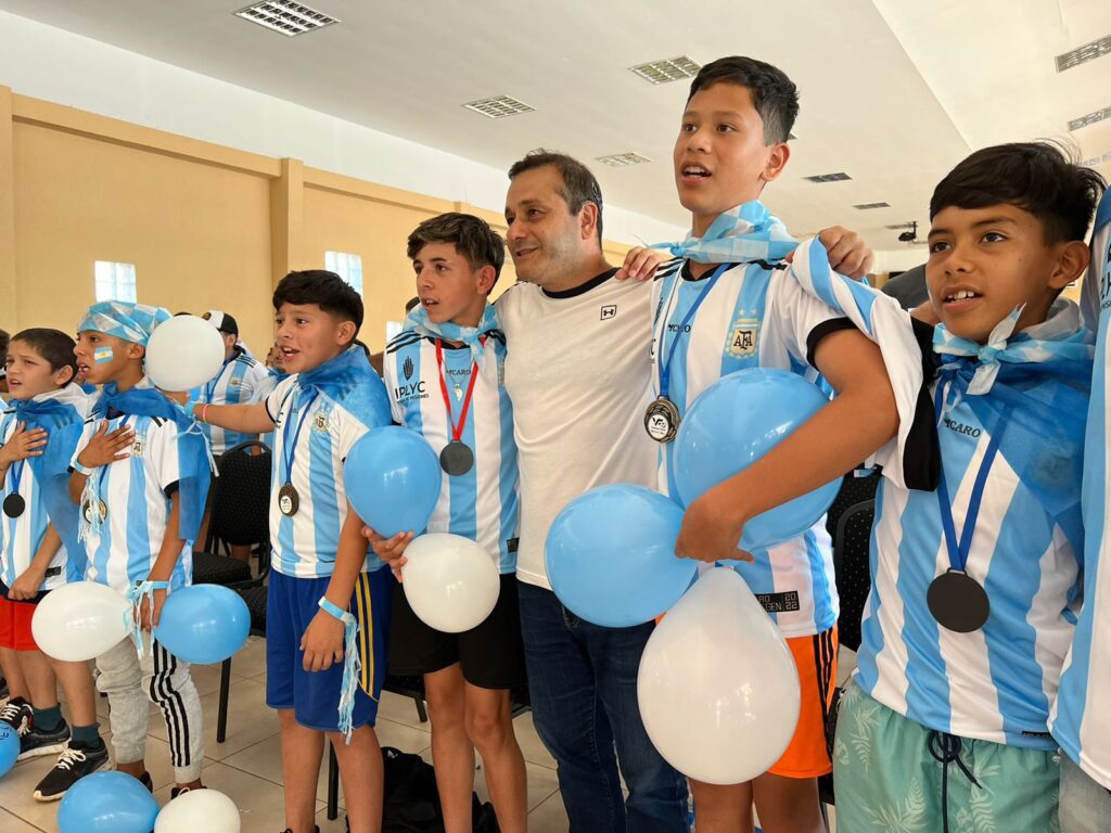 los niños con sus medallas y globos junto a Ahuad