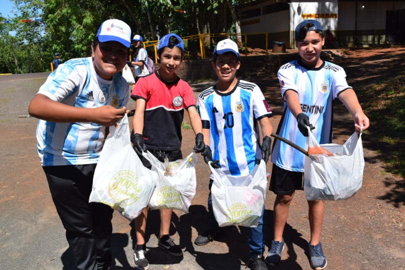 equipo con camisetas de Argentina muestran lo recolectado