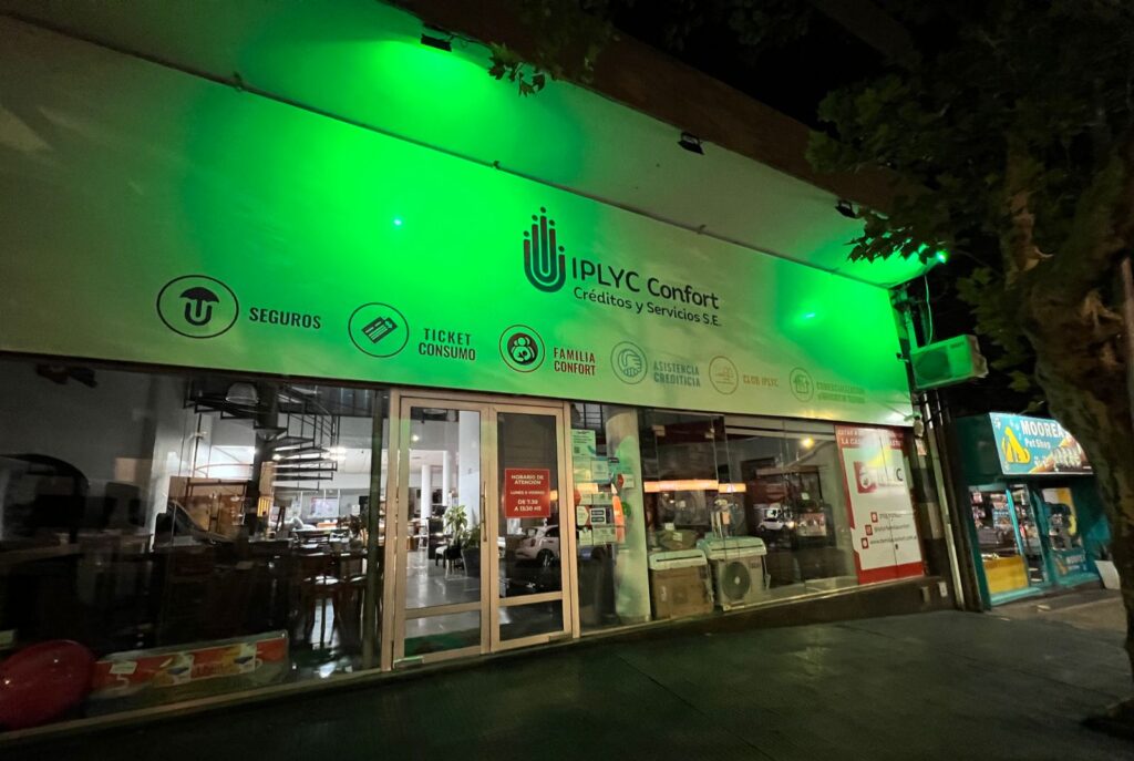 fachada (nocturna) del IPLyC Confort iluminada de verde