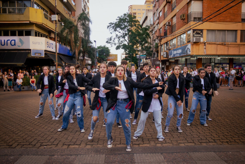 Grupo de jóvenes dan espectáculo de baile en la peatonal de Posadas.